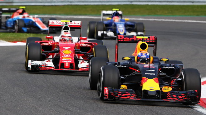 Max Verstappen před Kimim Räikkönenem ve Velké ceně Belgie