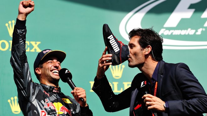 Pití z boty alias "shoey" - Daniel Ricciardo s Markem Webberem na pódiu po závodě v Belgii