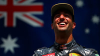 Daniel Ricciardo na pódiu po závodě v Belgii