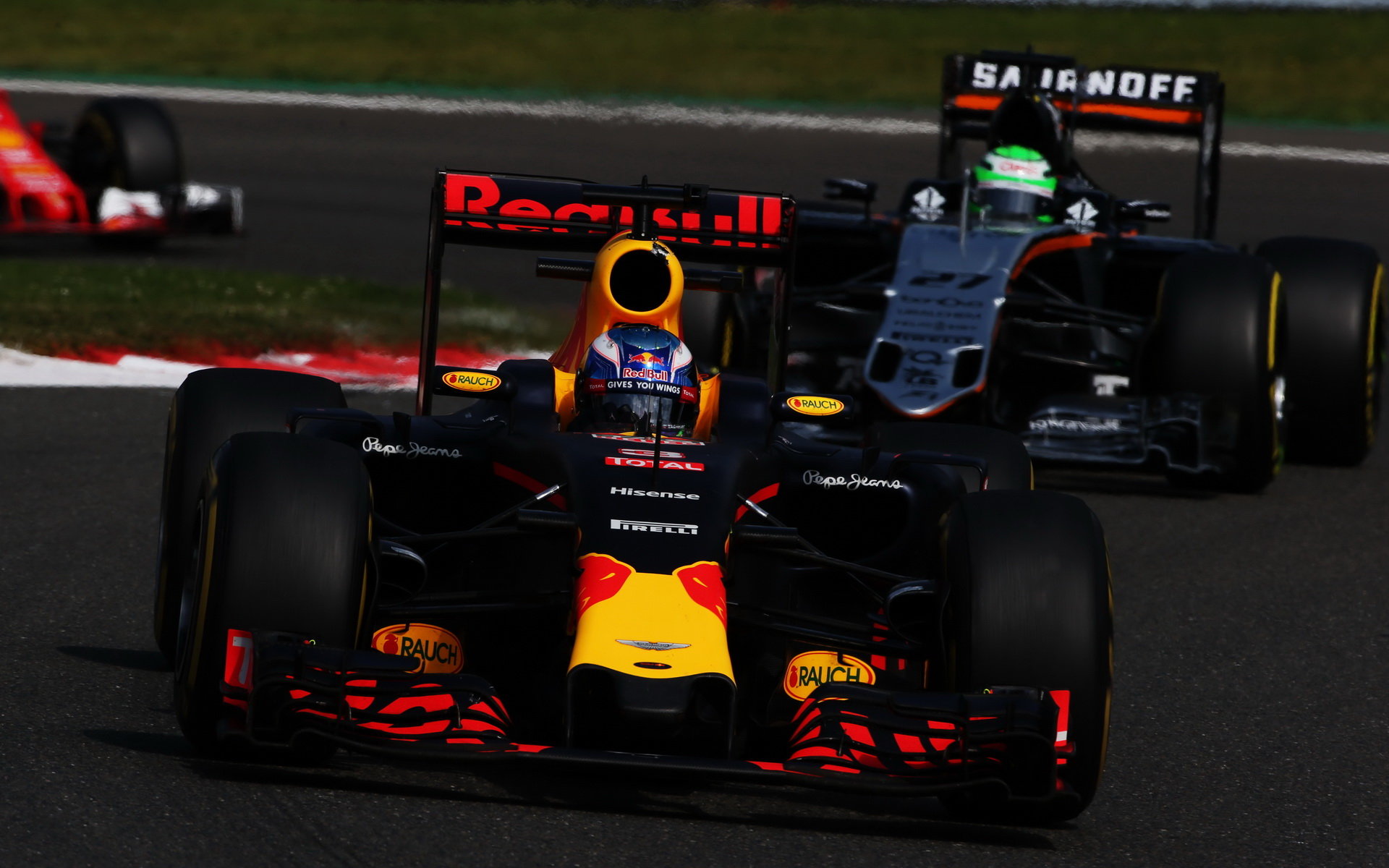 Daniel Ricciardo a Nico v závodě v Belgii