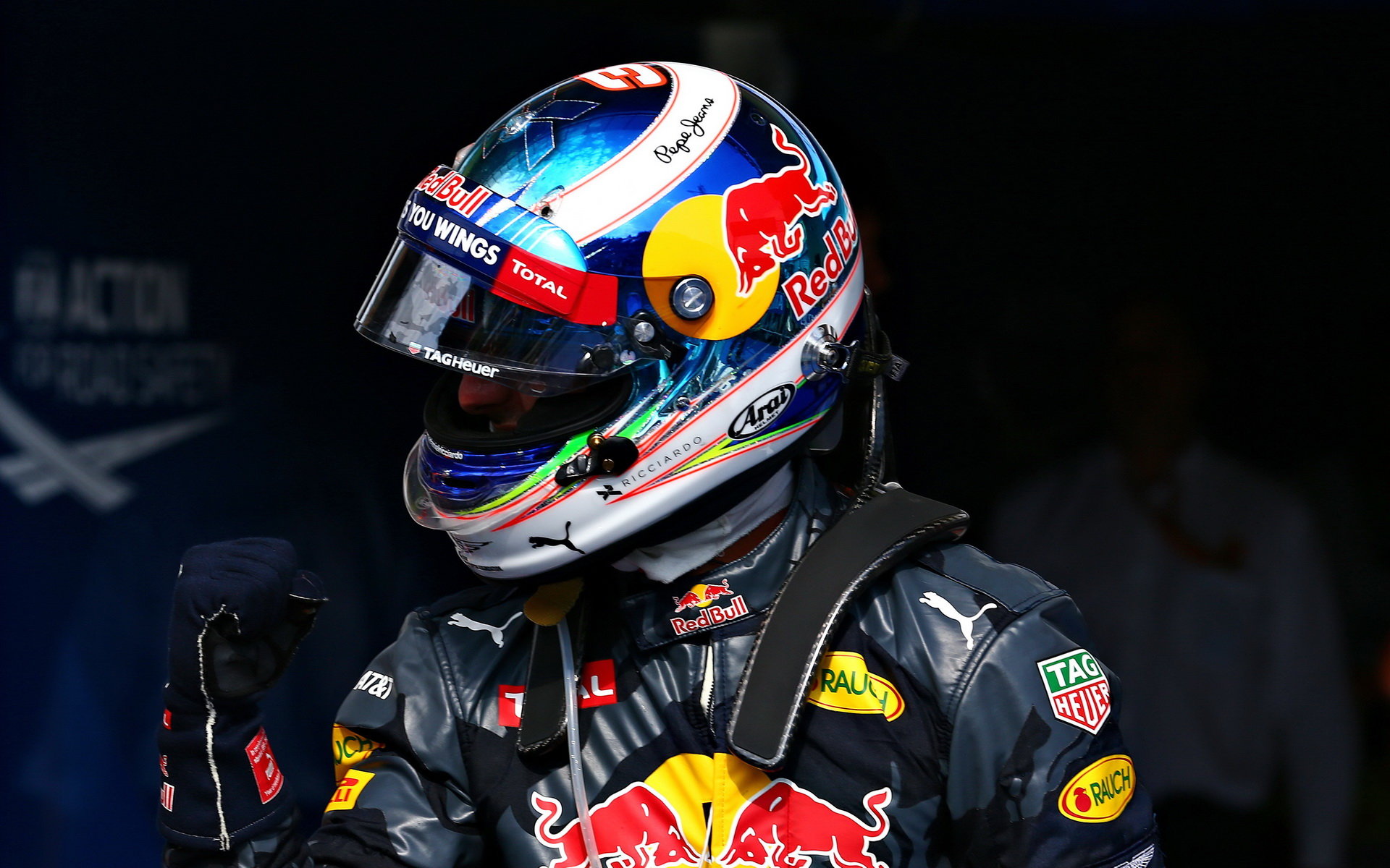 Daniel Ricciardo se raduje po závodě v Belgii