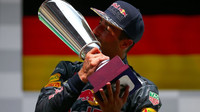 Daniel Ricciardo se svou trofejí na pódiu po závodě v Belgii