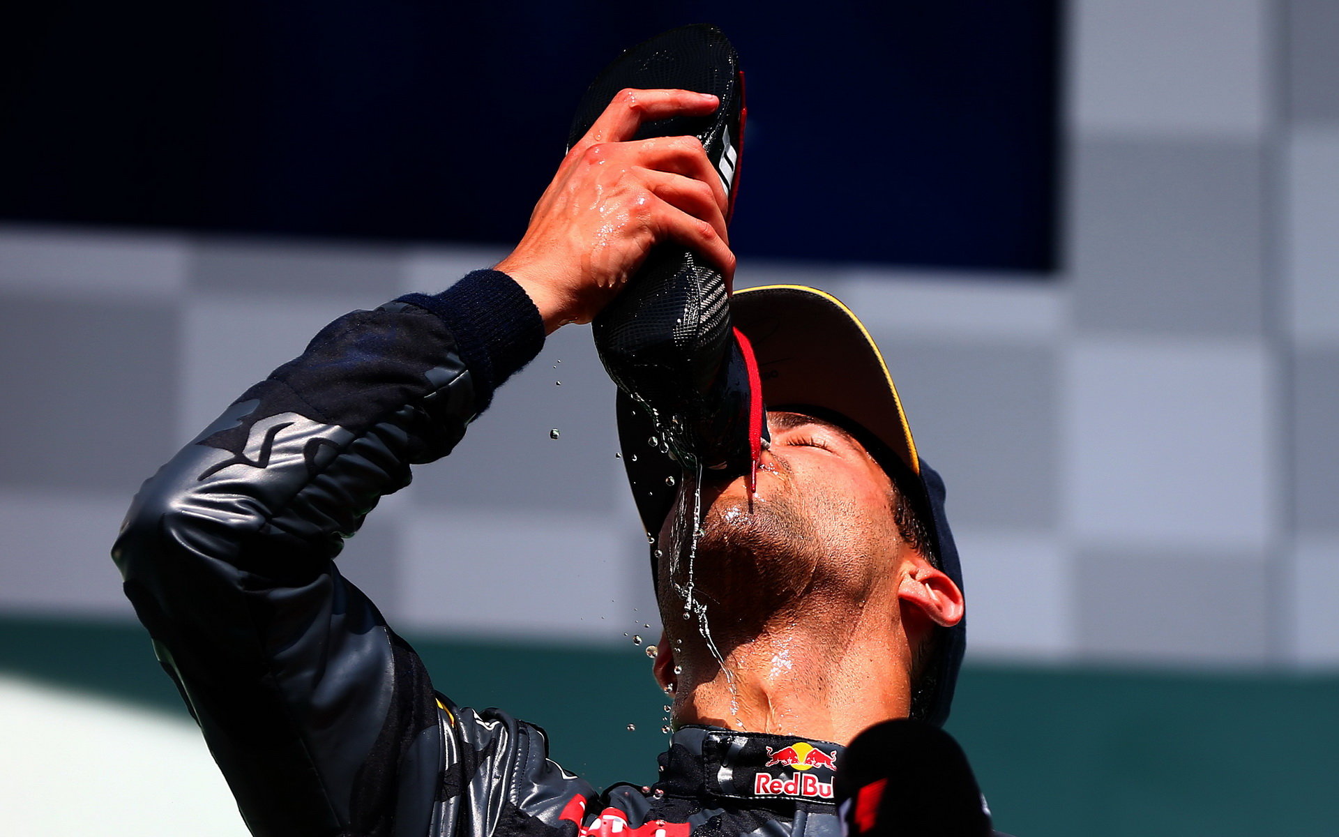 Daniel Ricciardo slaví vítězství