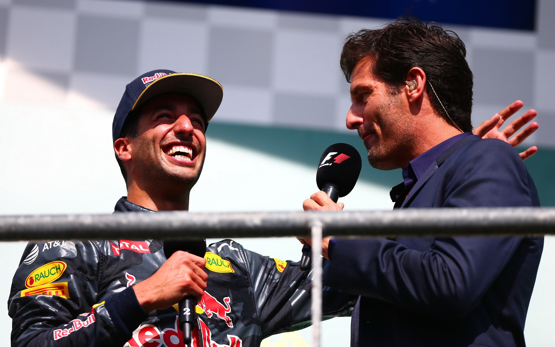 Mark Webber se občas objeví v roli moderátora na pódiích Grand Prix