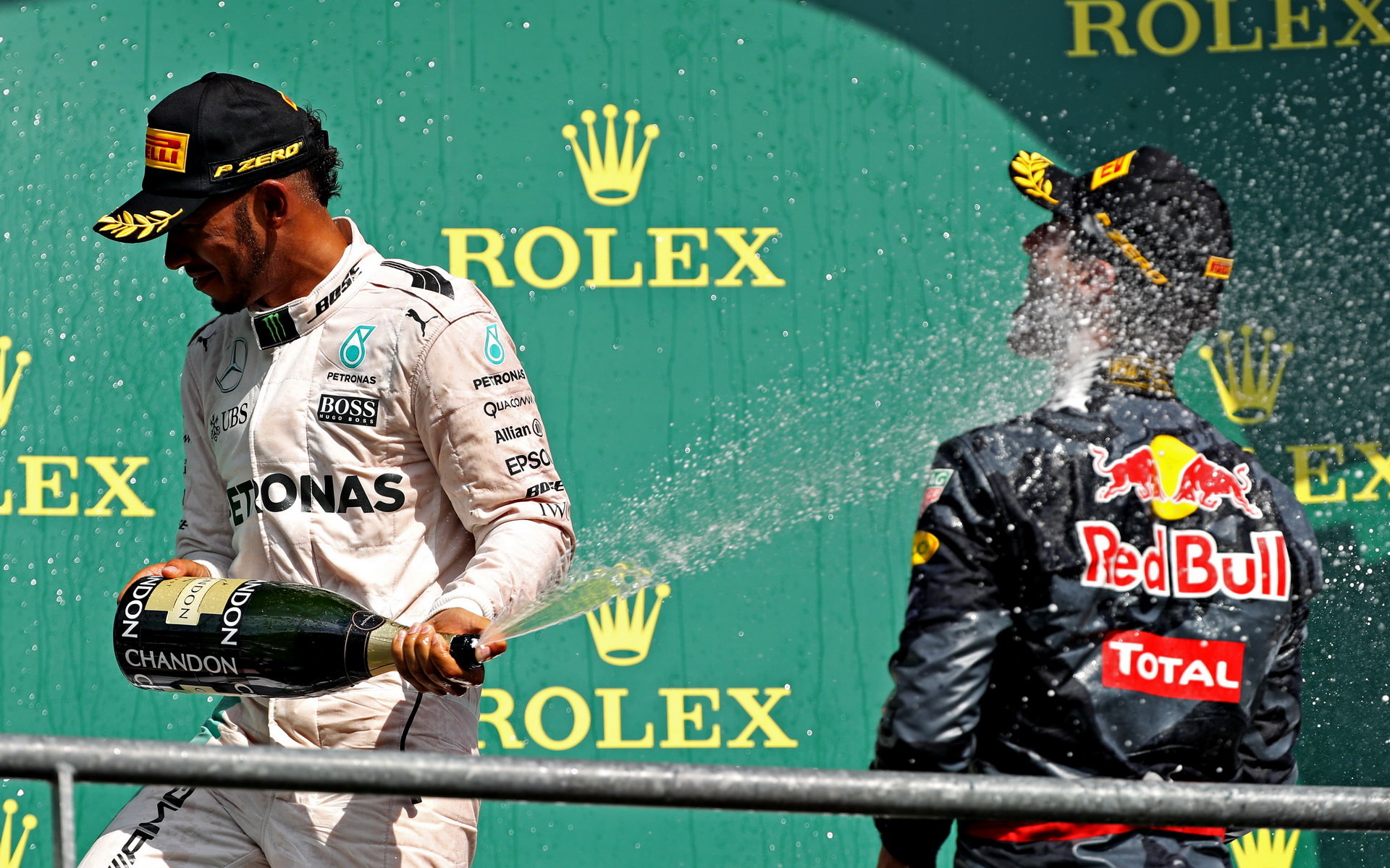 Lewis Hamiltona  Daniel Ricciardo na pódiu po závodě v Belgii