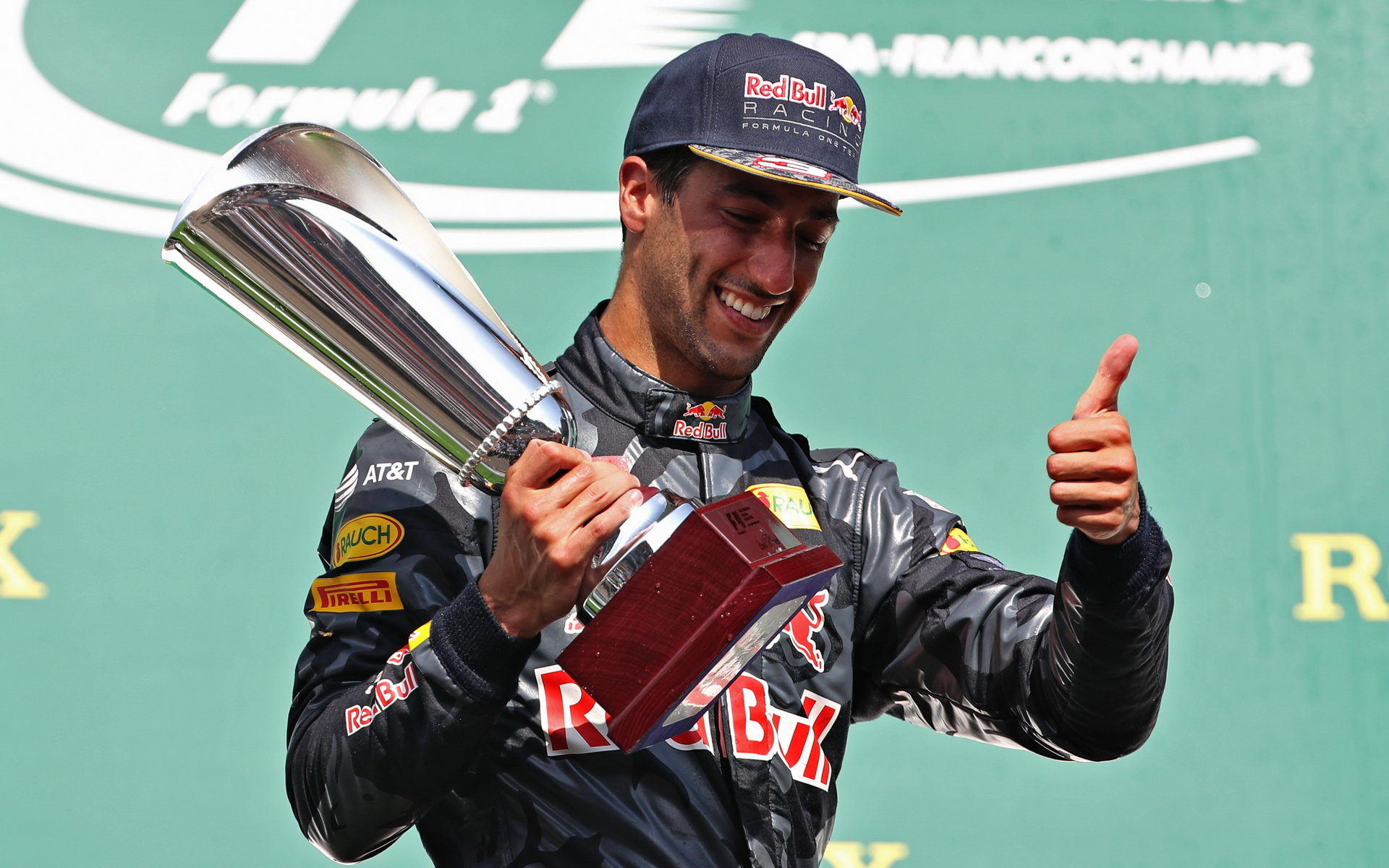 Daniel Ricciardo se svou trofejí na pódiu po závodě v Belgii