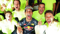 Daniel Ricciardo s mechaniky po závodě v Belgii