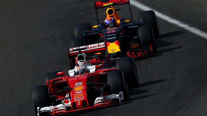 Sebastian Vettel a Max Verstappen v závodě v Belgii