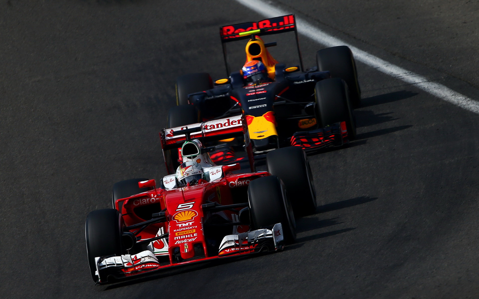 Sebastian Vettel a Max Verstappen v závodě v Belgii