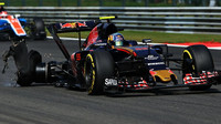 Carlos Sainz s prasklou pneumatikou v závodě v Belgii
