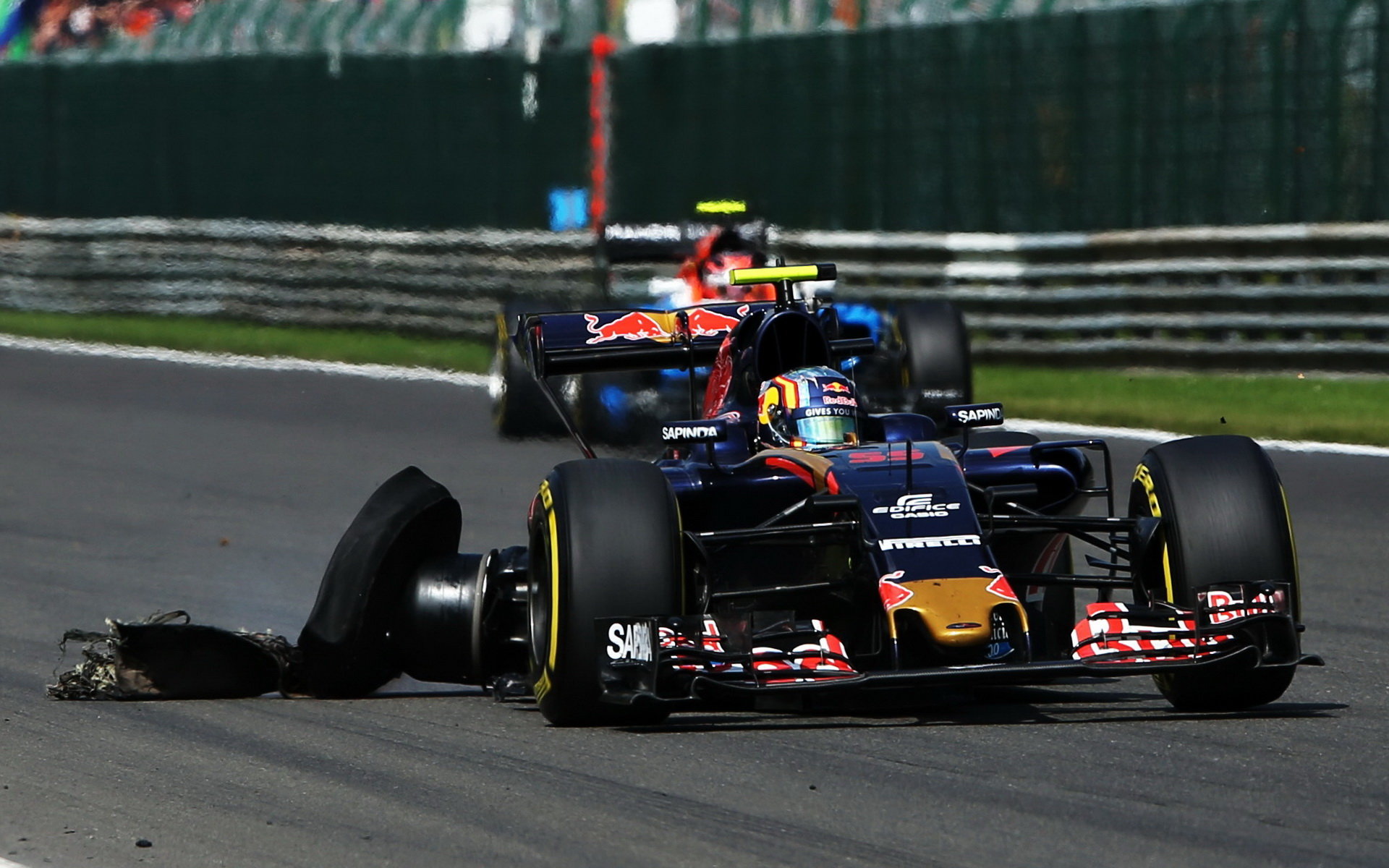 Carlos Sainz s prasklou pneumatikou v závodě v Belgii