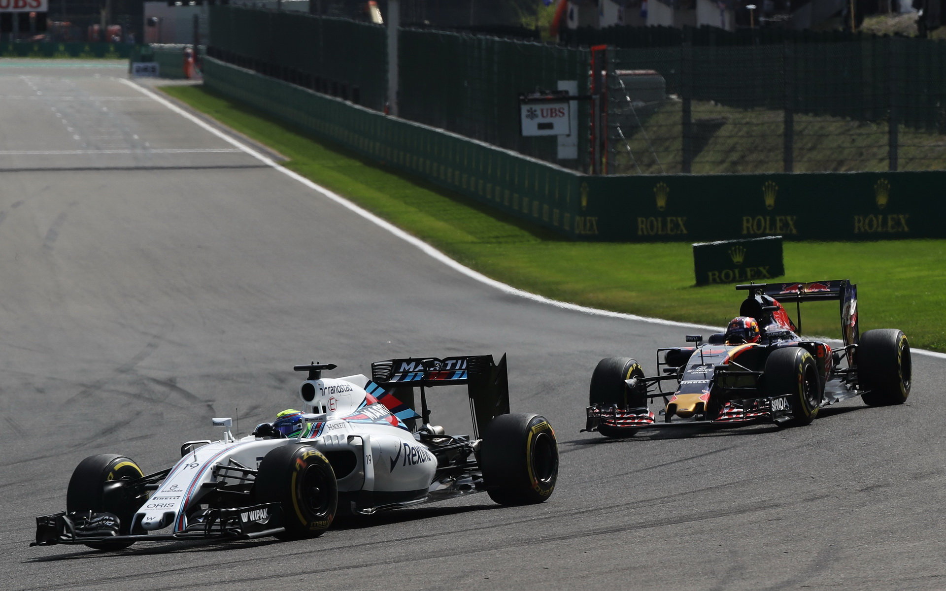 Felipe Massa a Daniil Kvjat v závodě v Belgii