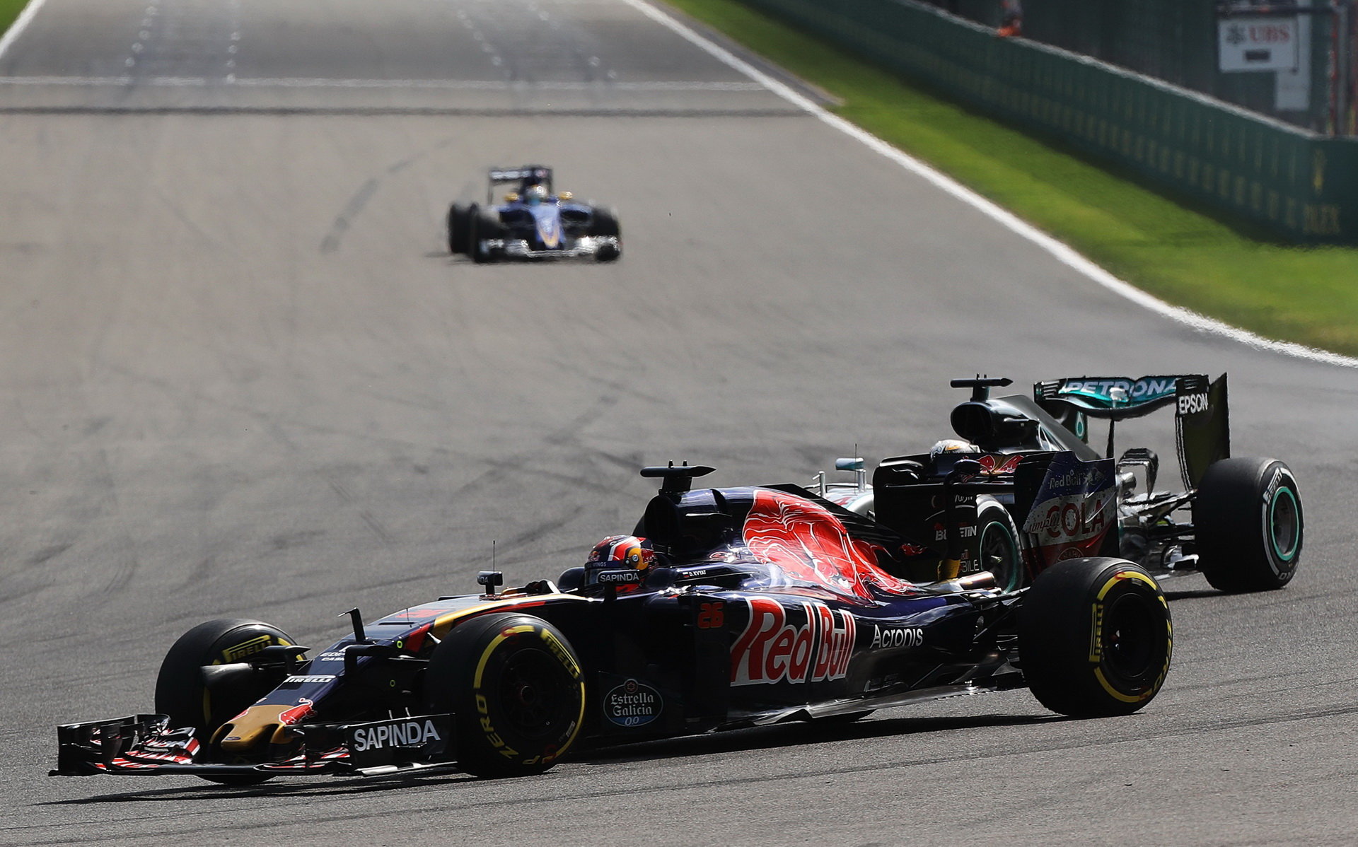 Daniil Kvjat a Lewis Hamilton v závodě v Belgii
