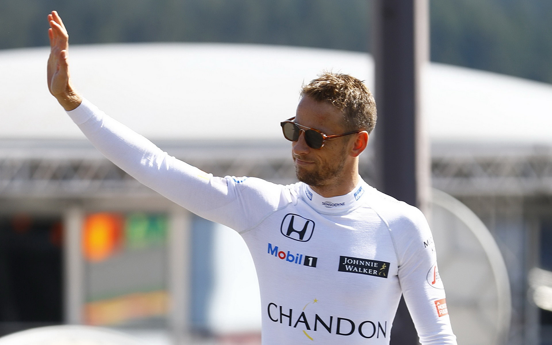 Jenson Button předčasně po kolizi s Pascalem Wehrleinem ukončil závod v Belgii