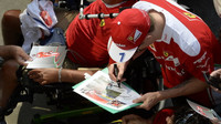 Kimi Räikkönen při autogramiádě na Monze