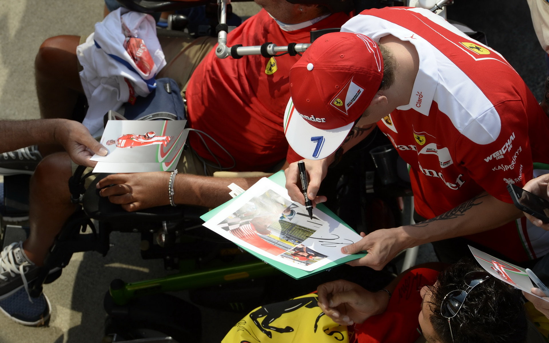 Kimi Räikkönen při autogramiádě na Monze