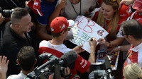 Sebastian Vettel při autogramiádě na Monze