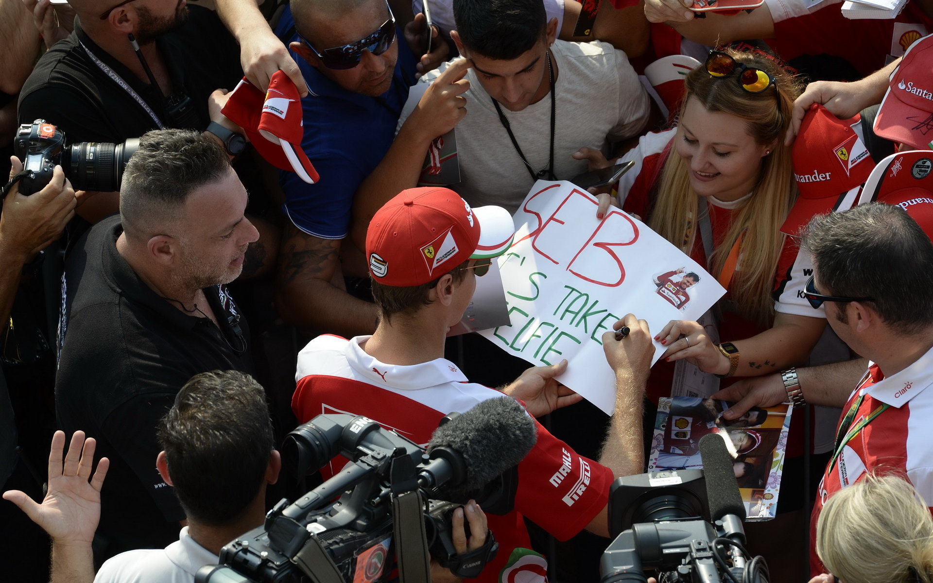 Sebastian Vettel při autogramiádě na Monze