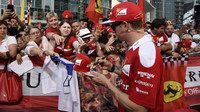 Kimi Räikkönen při autogramiádě na Monze