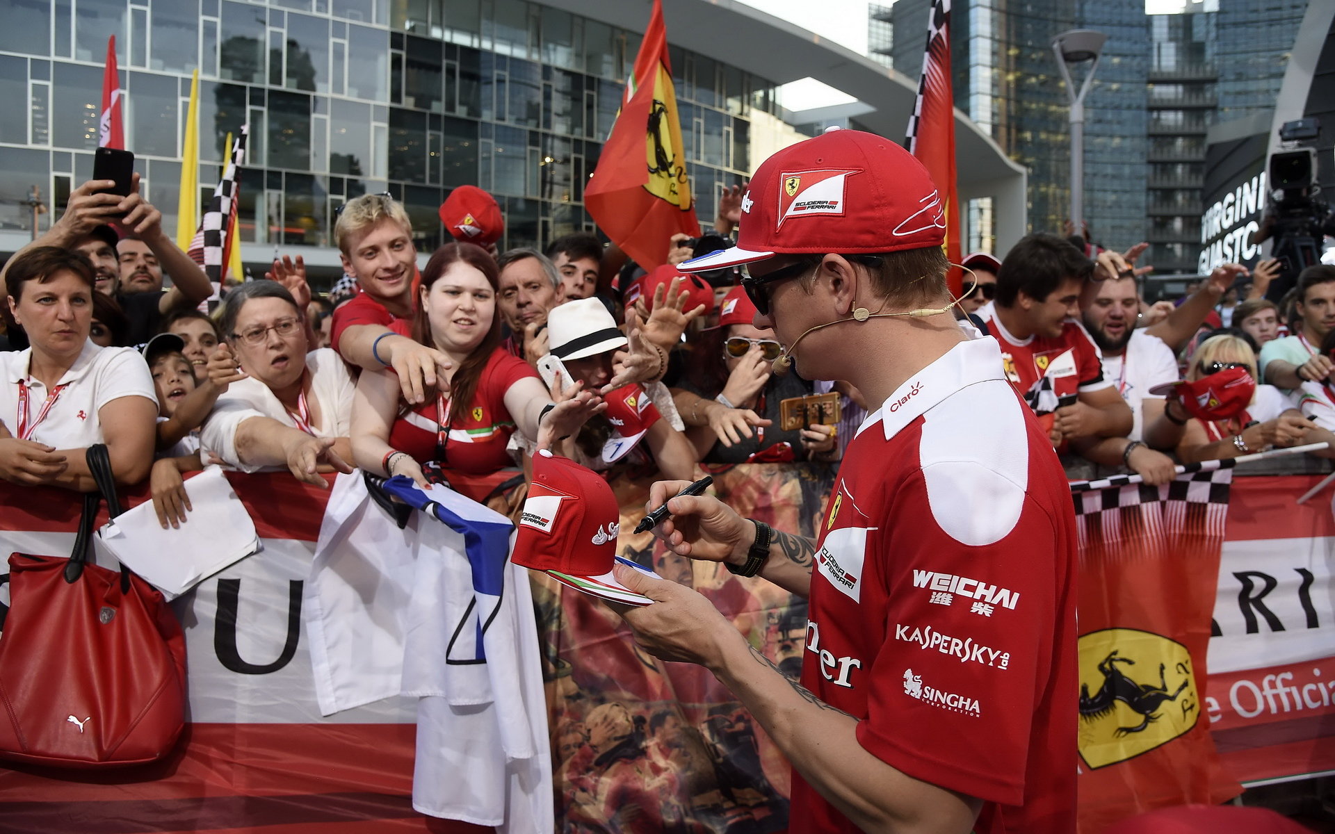 Kimi Räikkönen při autogramiádě na Monze