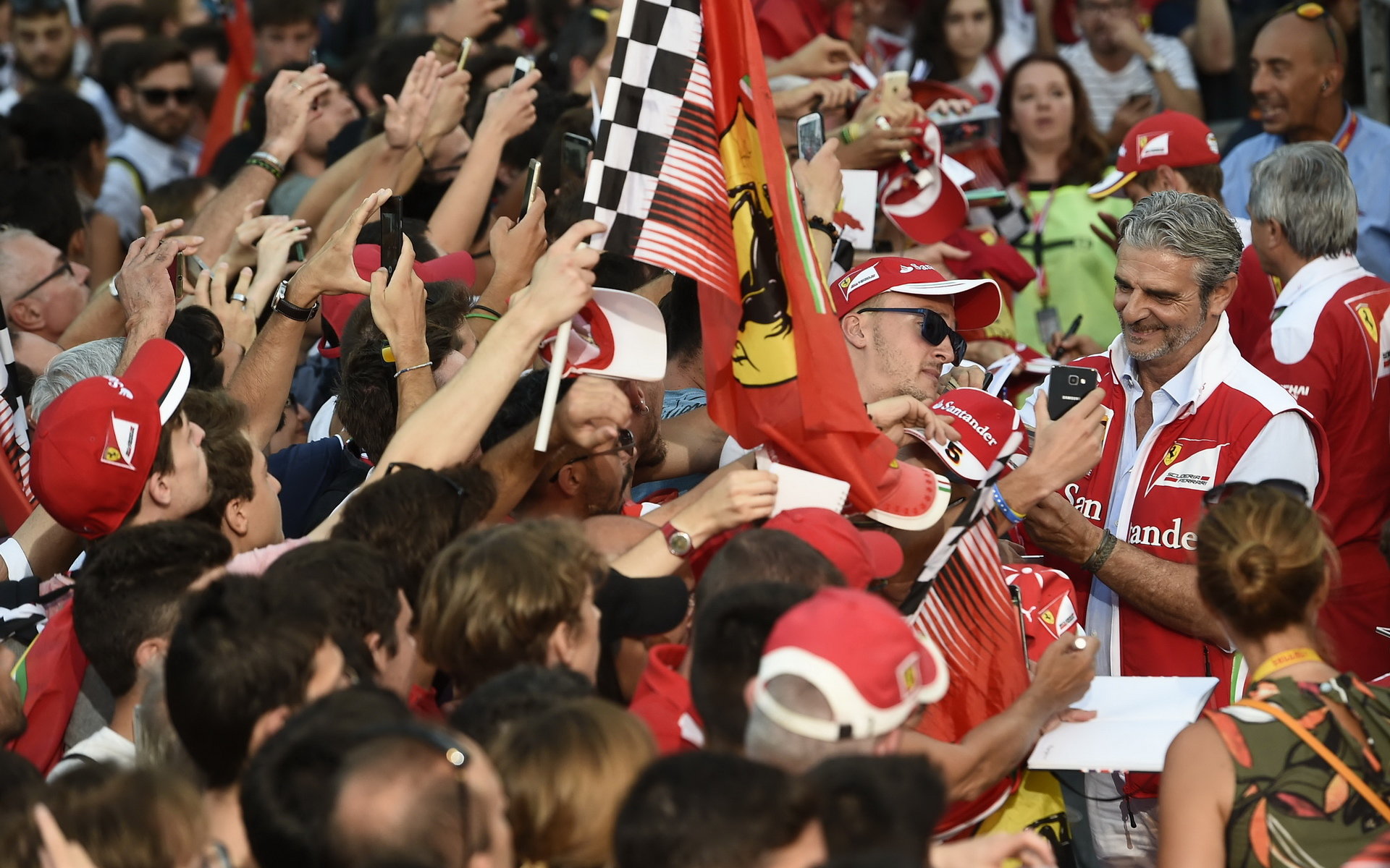 Maurizio Arrivabene při autogramiádě na Monze