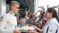 Marcus Ericsson a Moniša Kaltenbornová v Monze