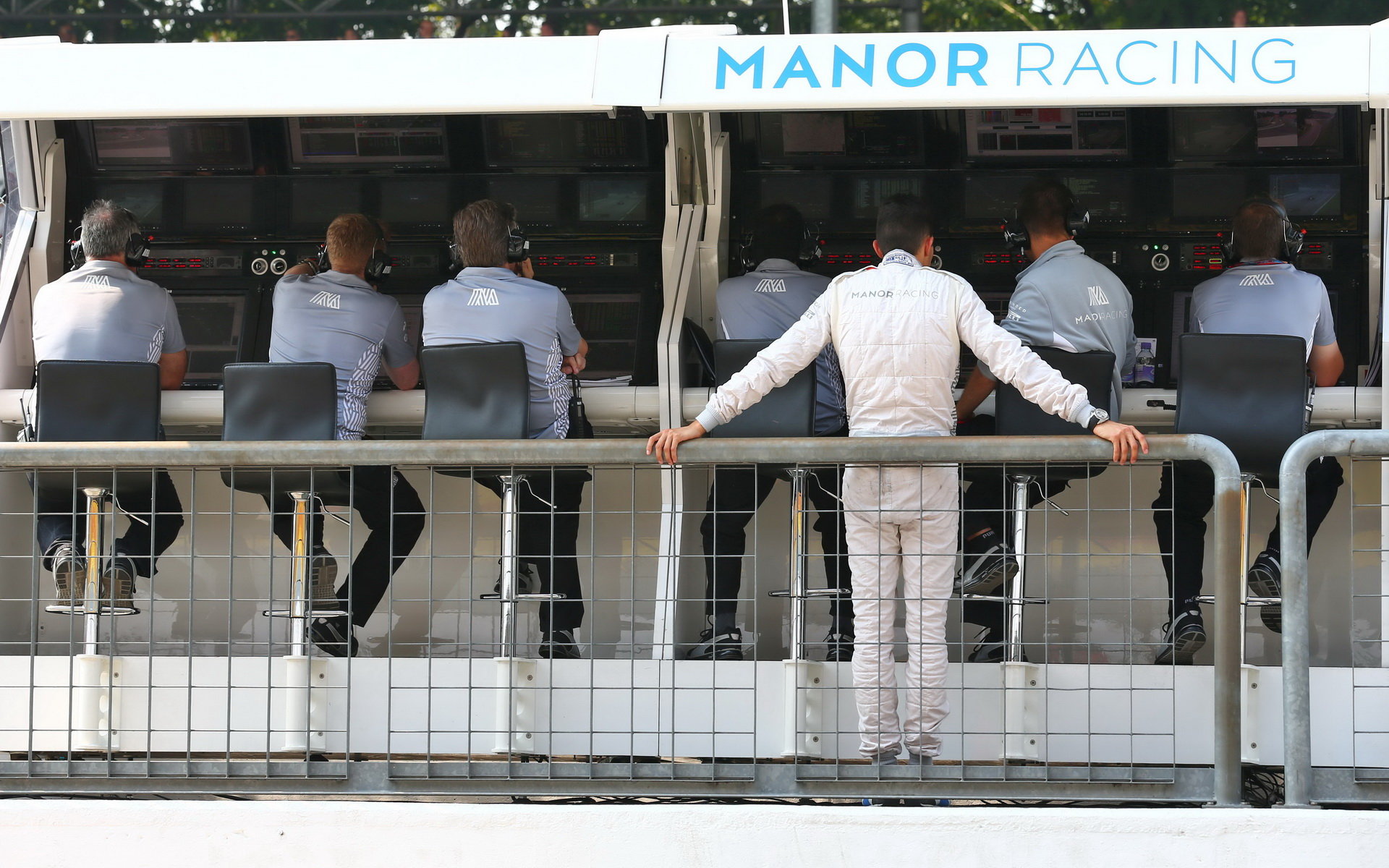 Pitwall týmu Manor v kvalifikaci na Monze
