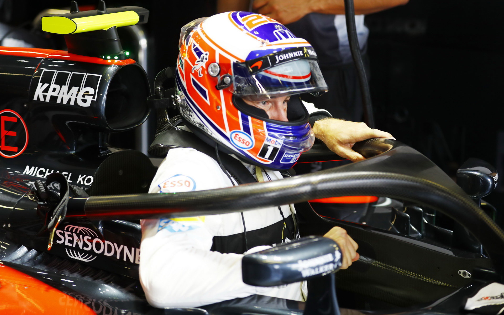 Jenson Button s ochranou kokpitu při pátečním tréninku na Monze
