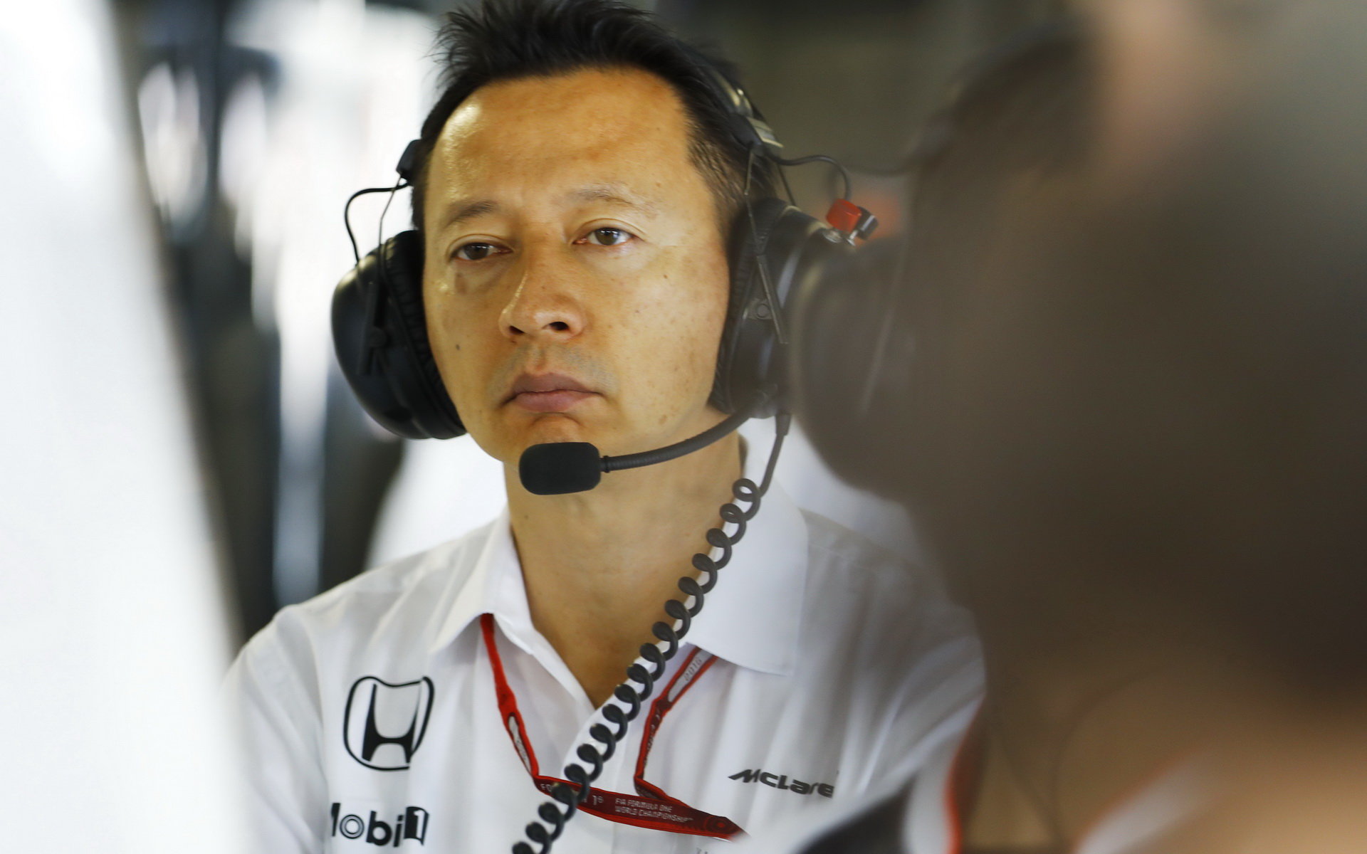 Jusuke Hasegawa sleduje počínání McLarenu, který jako jediný jezdí s jejich pohonnými jednotkami