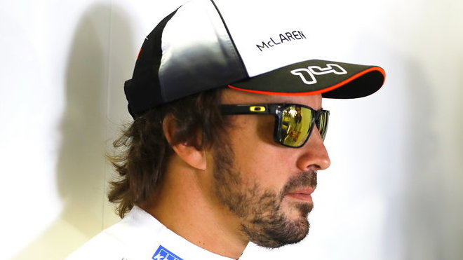 Fernando Alonso skládá Buttonovi komplimenty