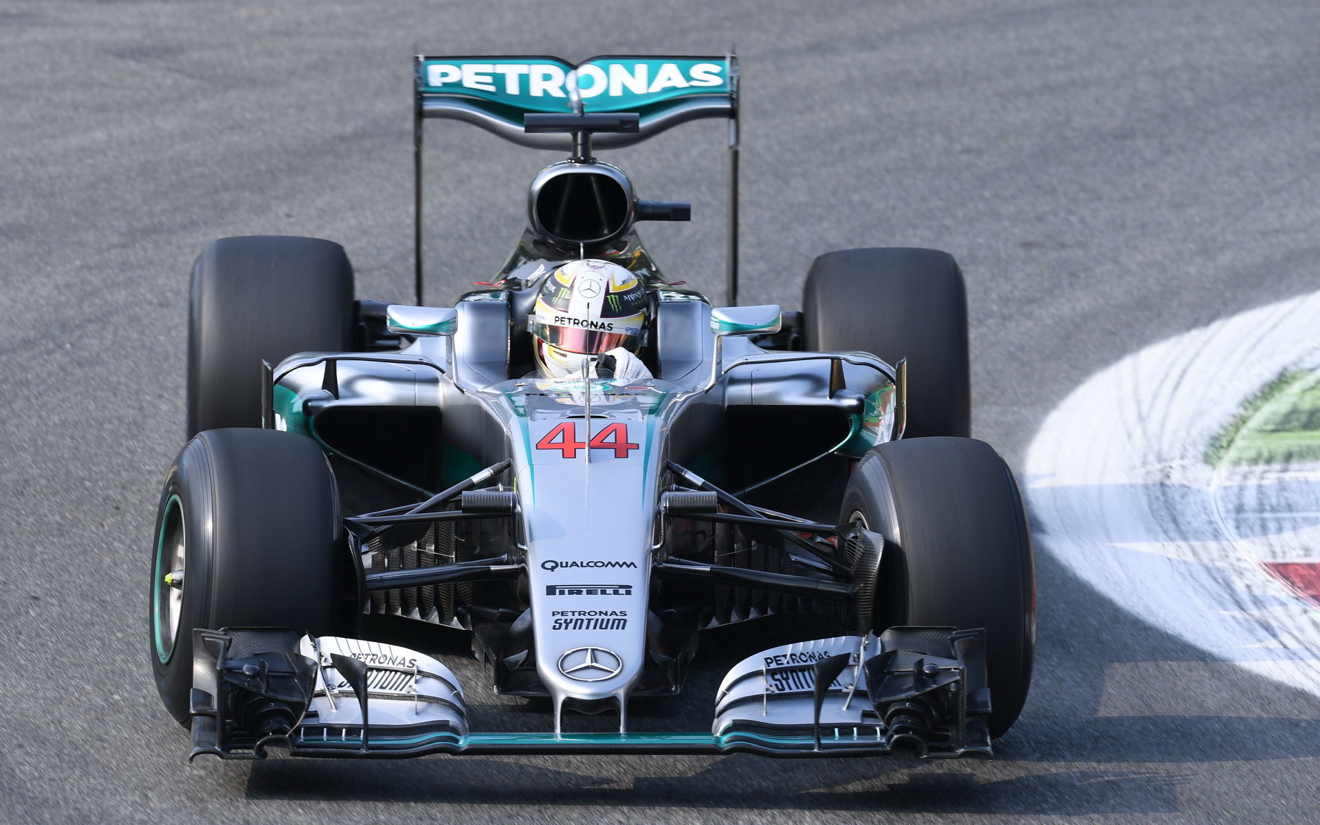 Lewis Hamilton byl po Q1 v čele průběžného pořadí