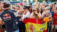 Carlos Sainz při autogramiádě na Monze