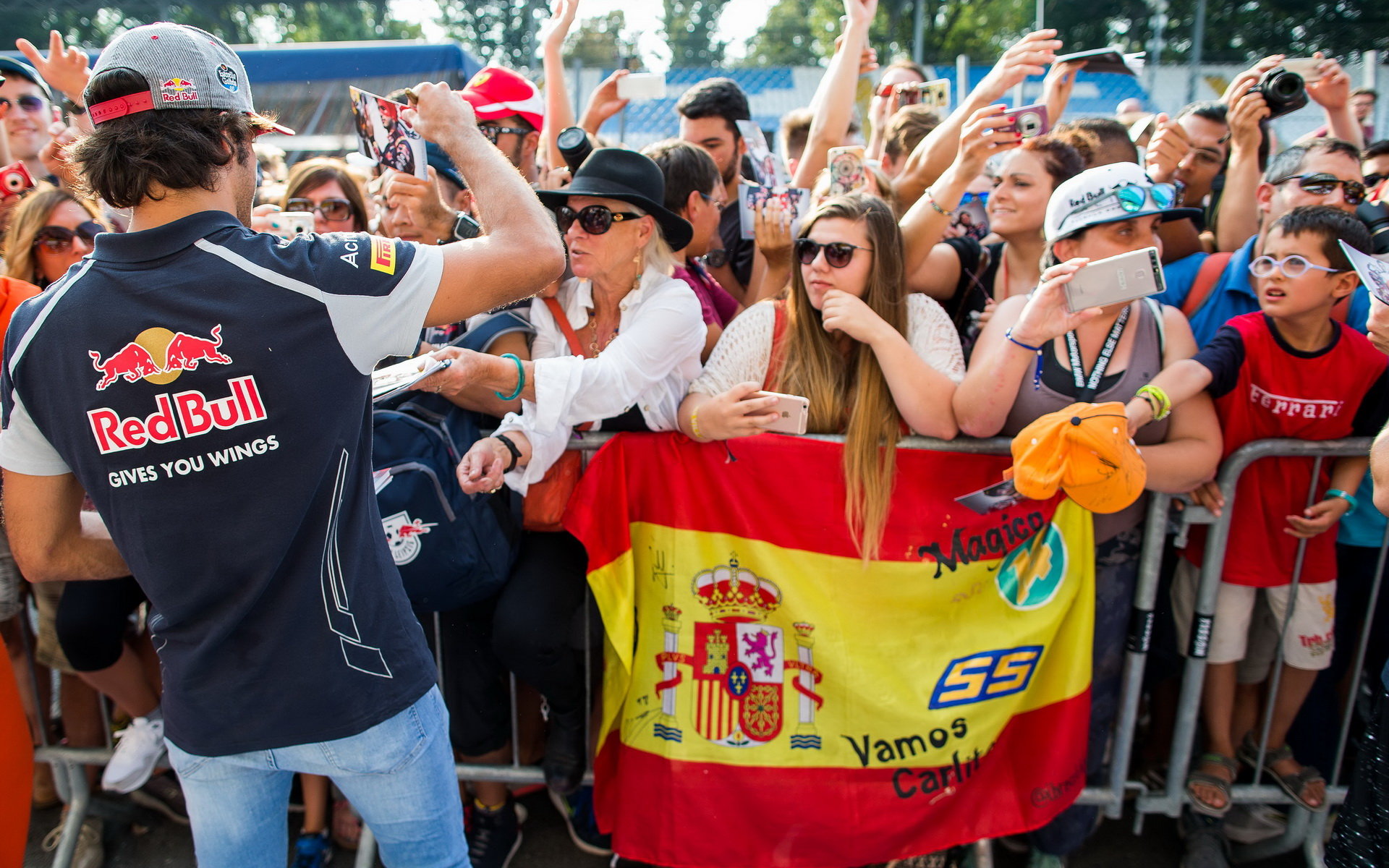 Carlos Sainz při autogramiádě na Monze