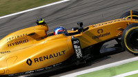 Jolyon Palmer při pátečním tréninku na Monze