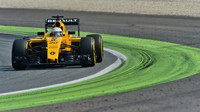 Kevin Magnussen při pátečním tréninku na Monze