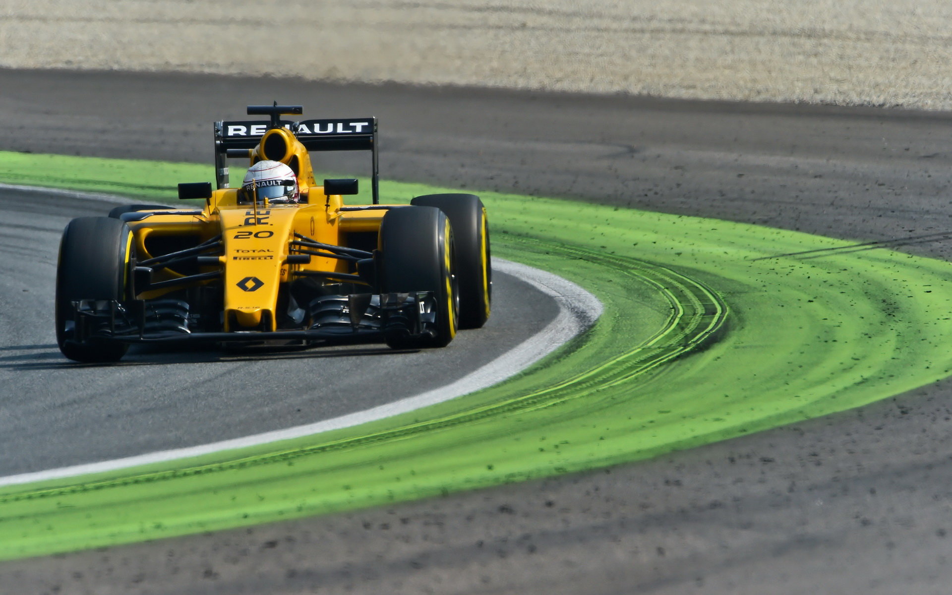 Kevin Magnussen při pátečním tréninku na Monze