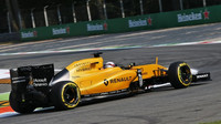 Kevin Magnussen při pátečním tréninku na Monze