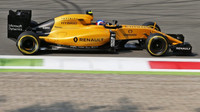 Jolyon Palmer při pátečním tréninku na Monze