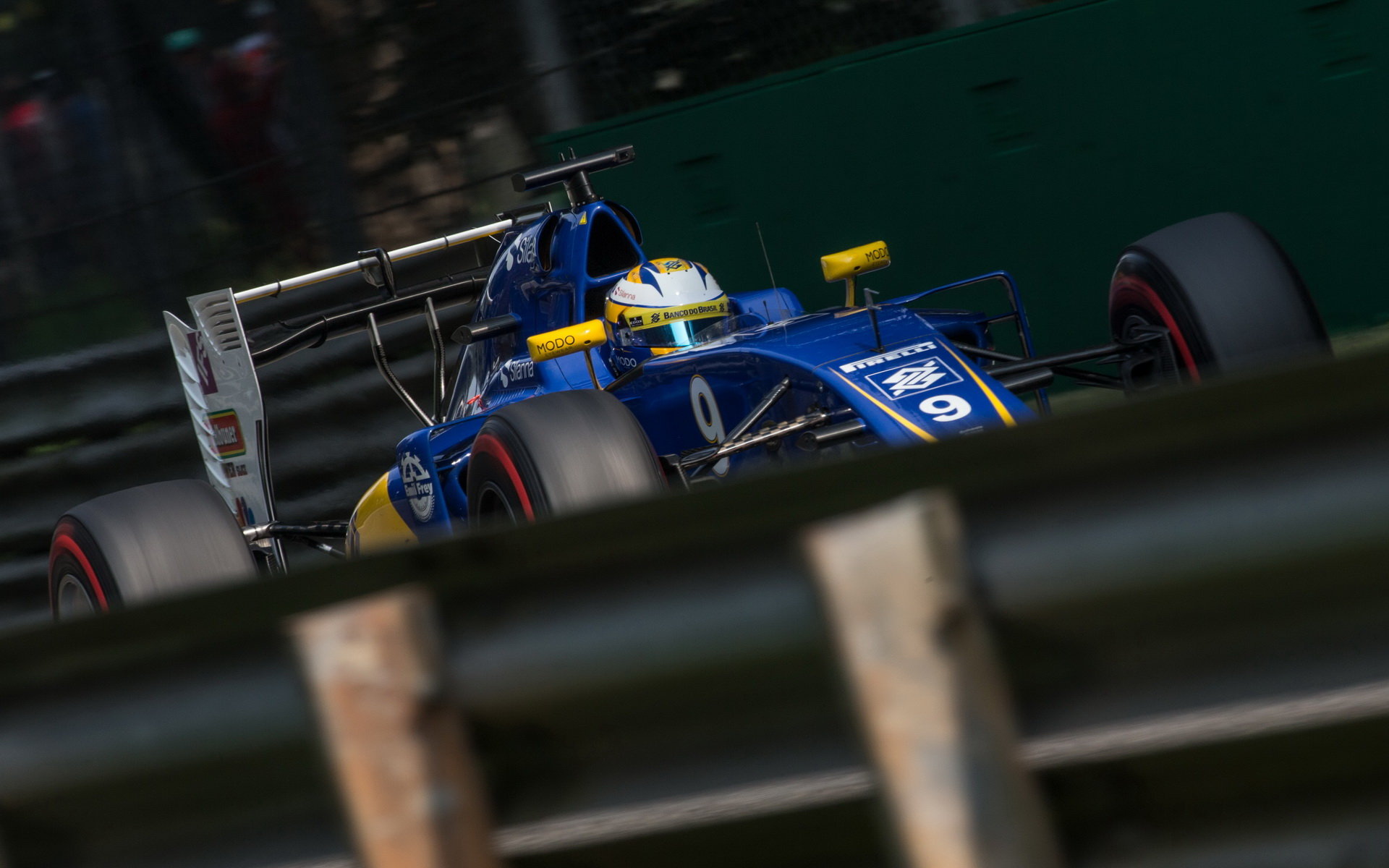 Marcus Ericsson s otevřeným DRS při pátečním tréninku na Monze