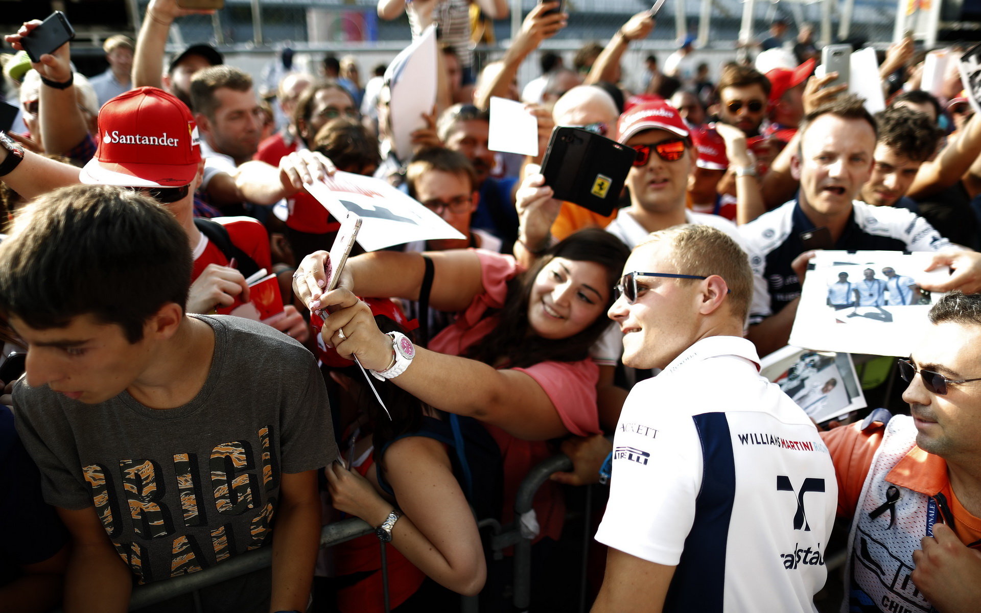 Valtteri Bottas při autogramiádě na Monze