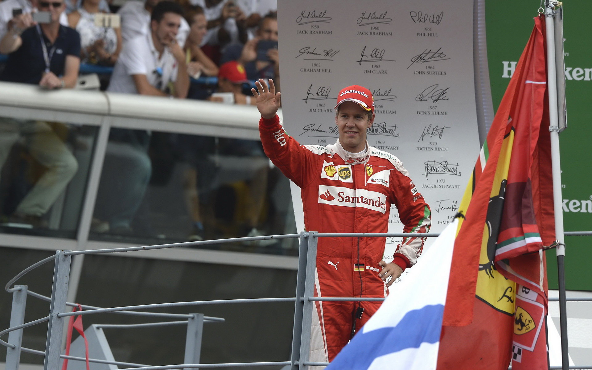 Sebastian Vettel na pódiu po závodě na Monze
