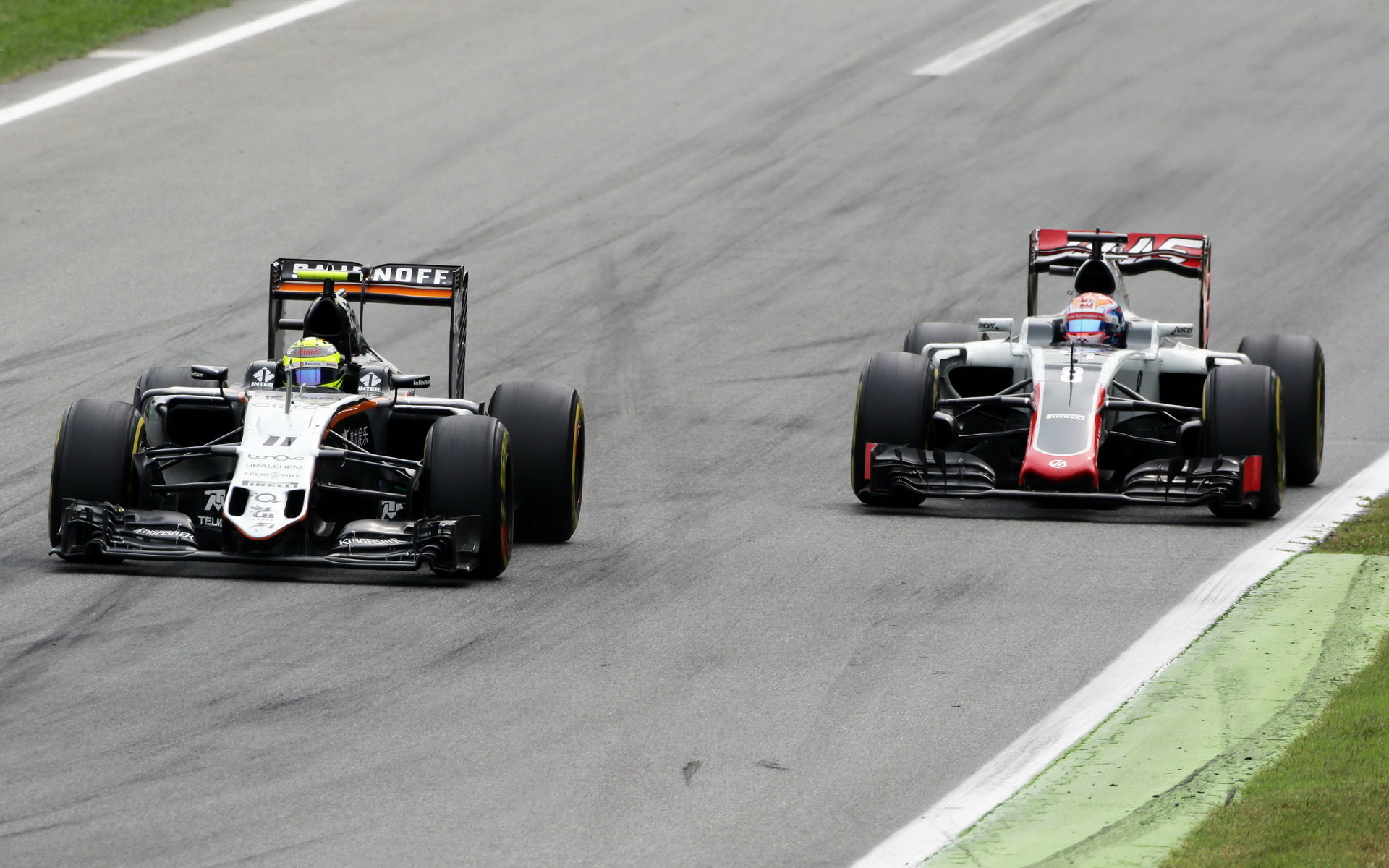 Sergio Pérez a Romain Grosjean v závodě na Monze