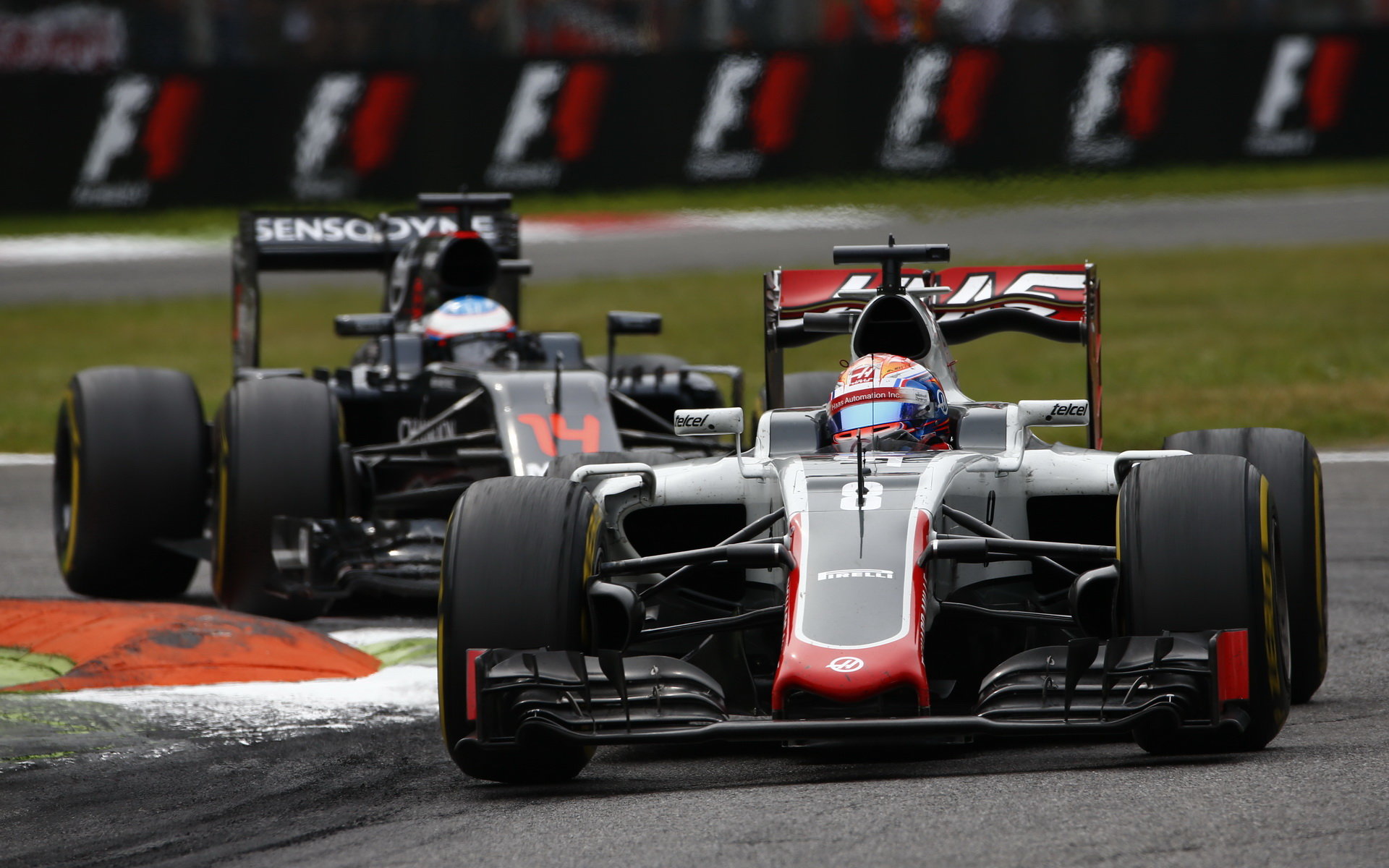 Romain Grosjean a Fernando Alonso v závodě na Monze