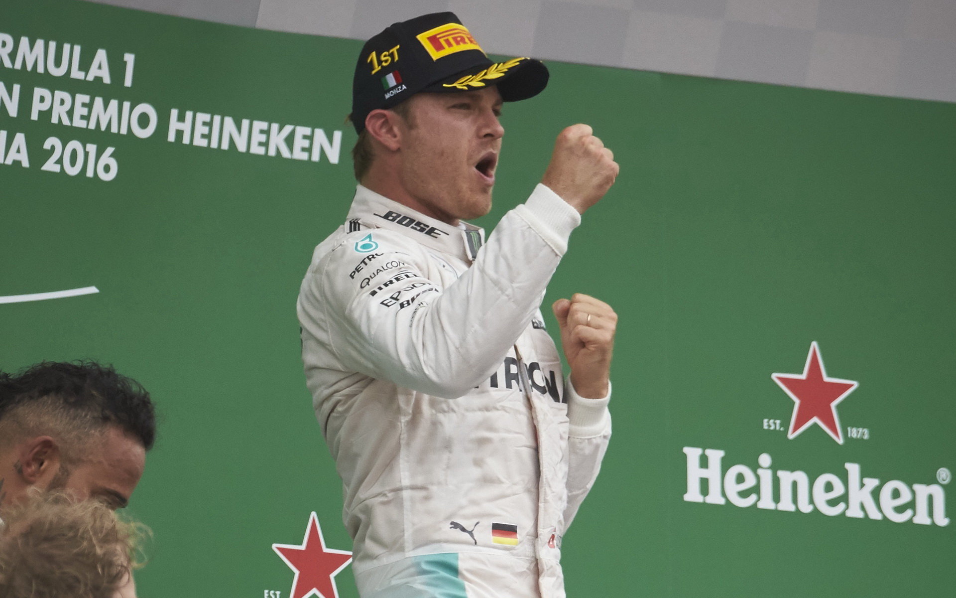 Nico Rosberg se raduje z vítězství na pódiu po závodě na Monze