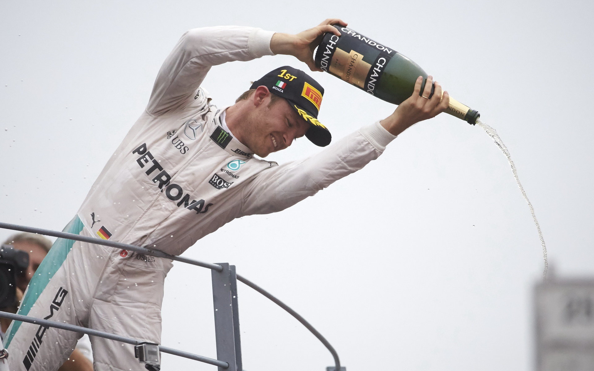 Nico Rosberg na pódiu po závodě na Monze