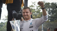 Nico Rosberg se raduje z vítězství na pódiu po závodě na Monze