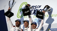 Mark Webber, Brendon Hartley a Timo Bernhard se radují z vítězství v závodě 6Hours of Mexico