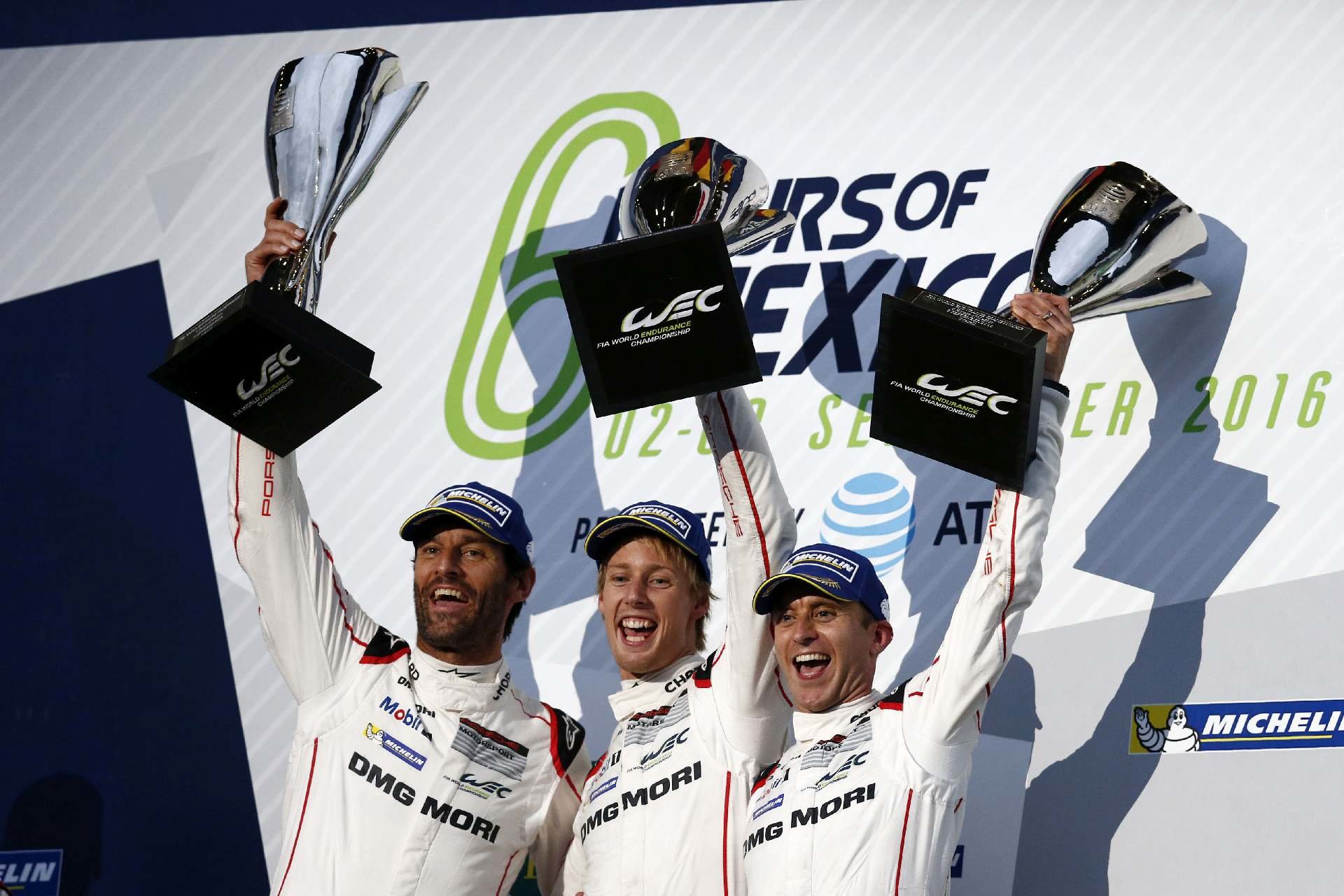 Mark Webber, Brendon Hartley a Timo Bernhard se radují z vítězství v závodě 6Hours of Mexico