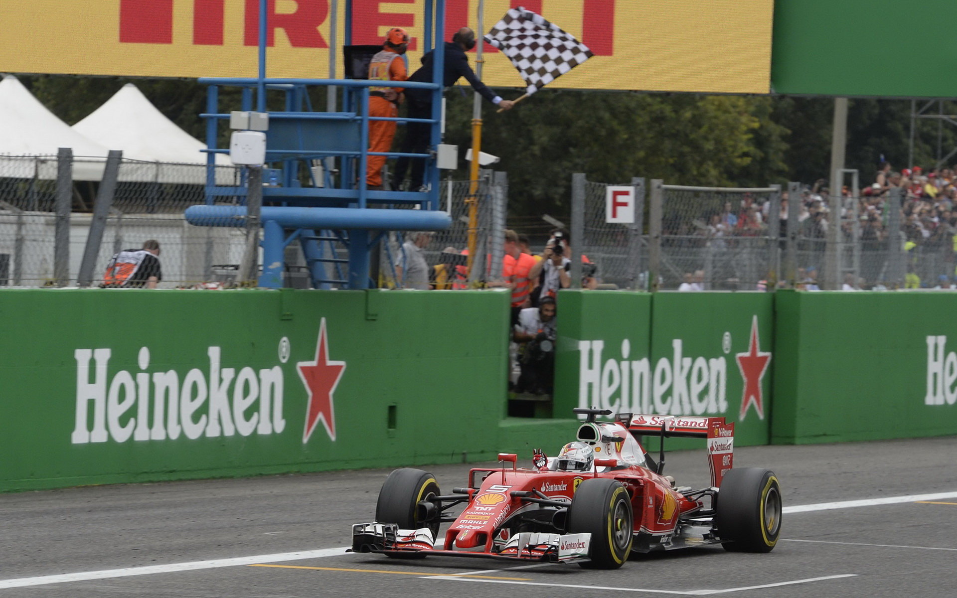 Sebastian Vettel v cíli závodu na Monze