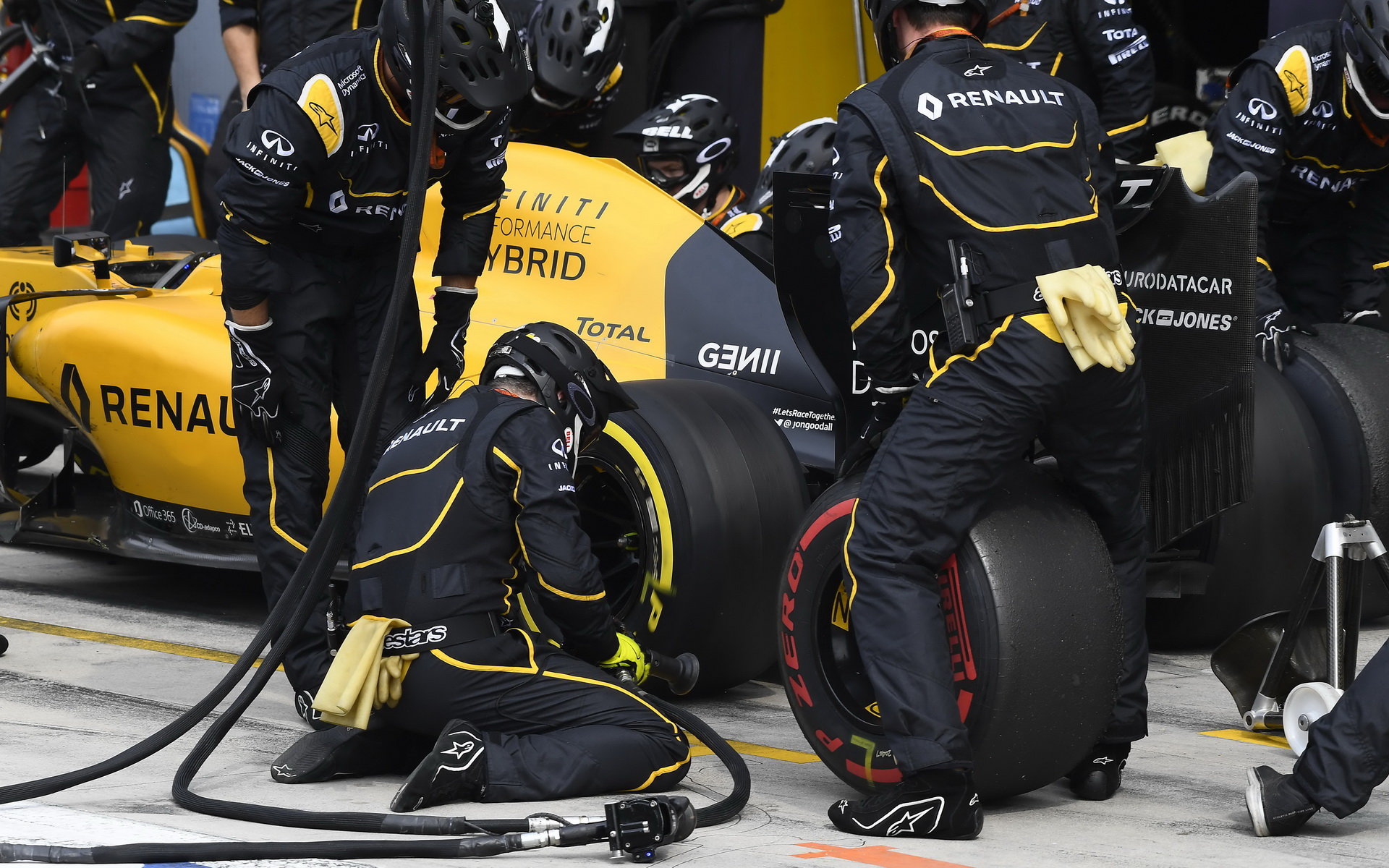 Výměna pneumatik týmu Renault v závodě na Monze